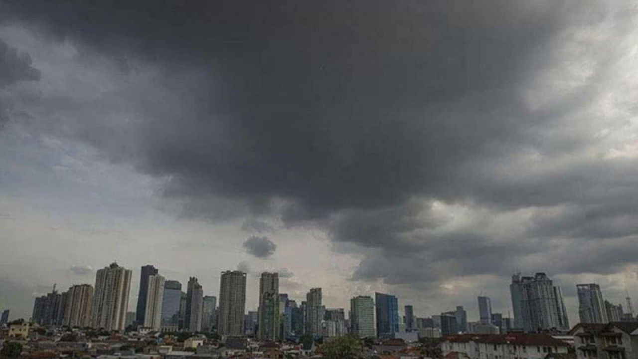 Ilustrasi - Mendung pertanda hujan menutupi sebagian langit di pusat kota Jakarta. (ANTARA FOTO/Aditya Pradana Putra/rwa/aa).