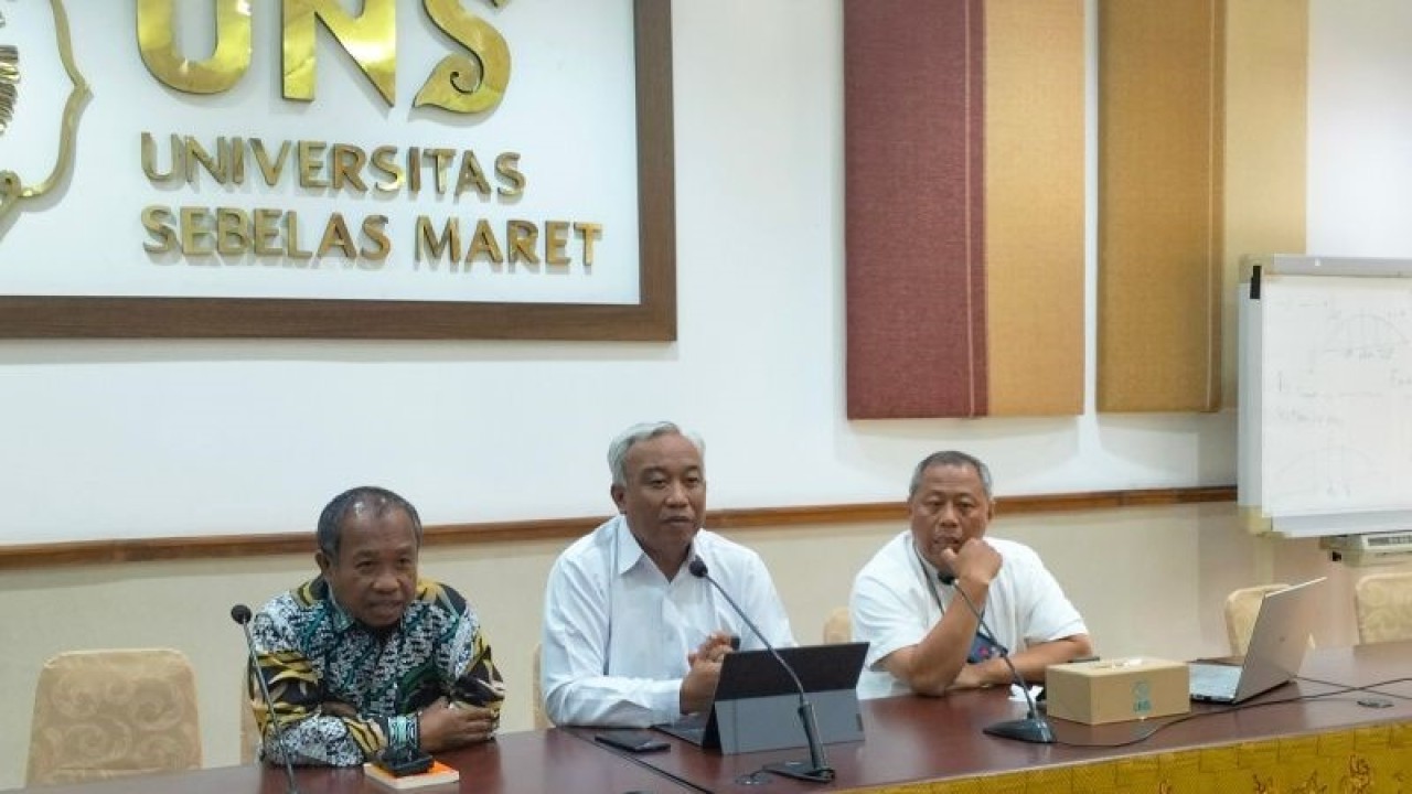 Ilustrasi-Pimpinan UNS saat menyelenggarakan jumpa pers terkait pembekuan MWA UNS di Solo, beberapa waktu lalu. ANTARA/Aris Wasita
