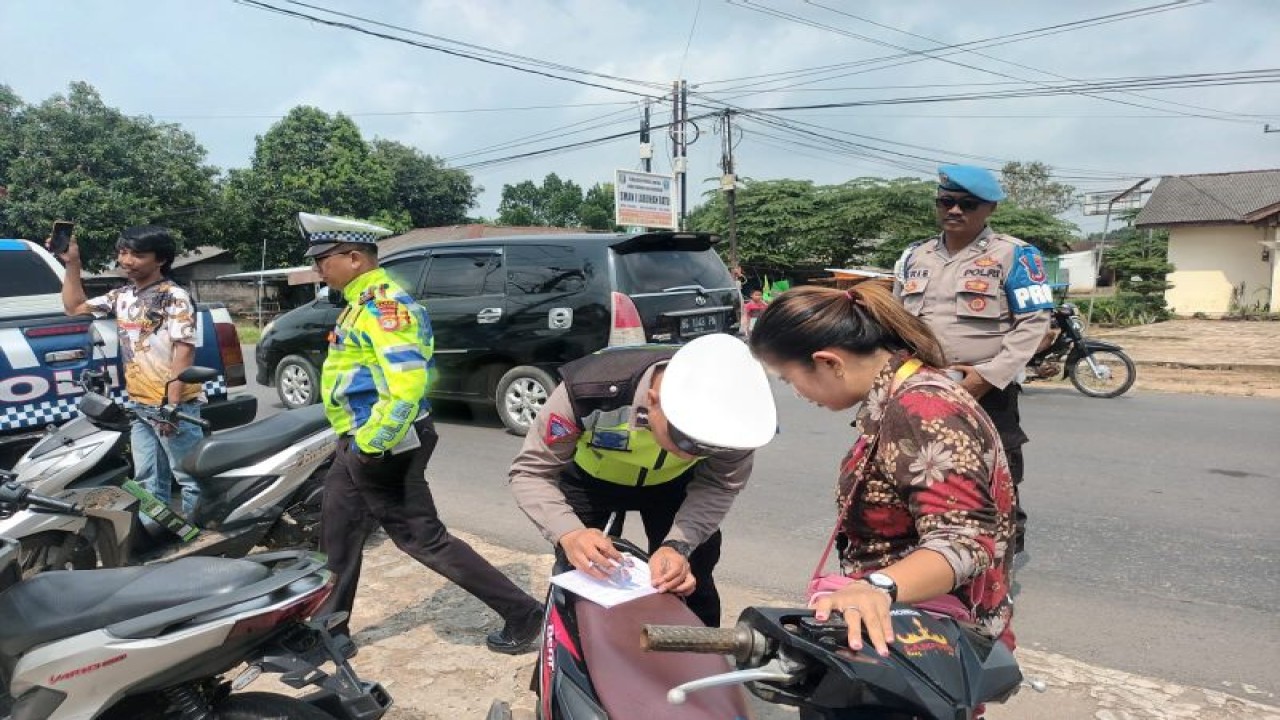 Ilustrasi: Polisi sedang menindak pengendara yang melanggar peraturan lalu lintas saat berkendara. (ANTARA/HO)