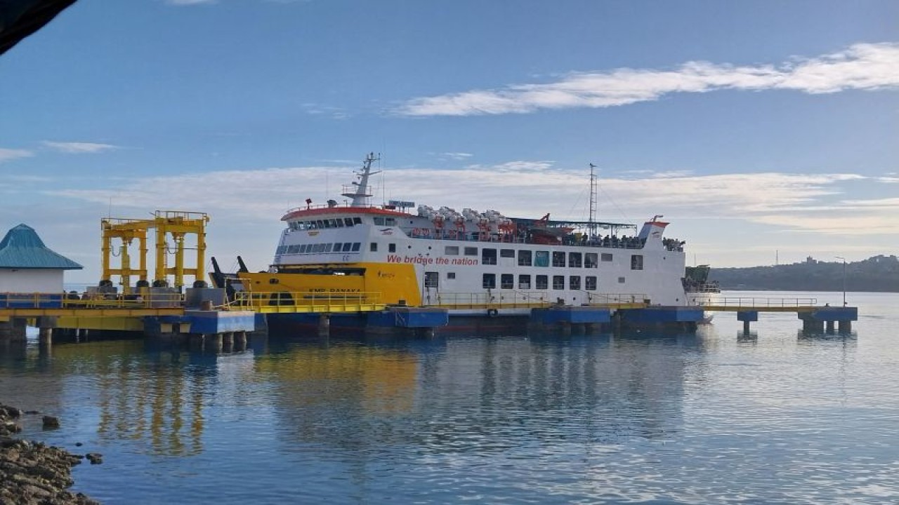 Ilustrasi - Sebuah kapal ferry saat berlabuh di Pelabuhan Bolok, Kabupaten Kupang, NTT. (ANTARA/Aloysius Lewokeda)