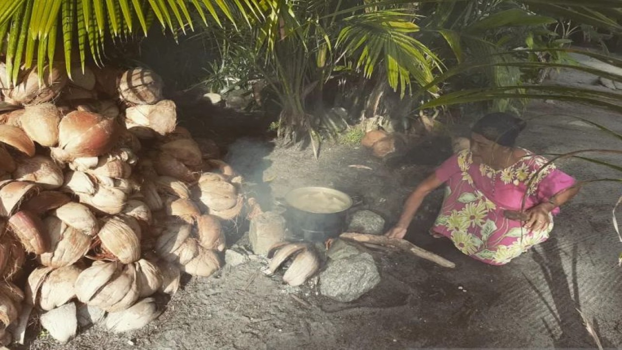 Ilustrasi - Warga di Desa Batu Limau, Kabupaten Karimun, Kepri masih memasak dengan menggunakan tungku batu . (Ogen)