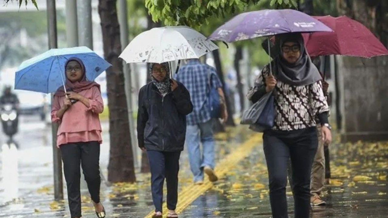 Ilustrasi - Warga menggunakan payung saat hujan di kawasan Semanggi Jakarta. (ANTARA FOTO/Nova Wahyudi/aww/aa)