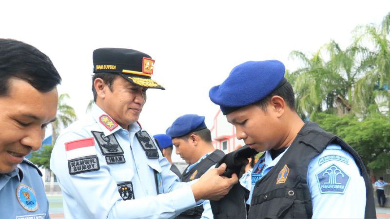 Kepala Kantor Wilayah Kemenkumham Sumatera Utara Imam Suyudi (kiri) saat mengukuhkan Tim Satgas/Relawan Anti Narkoba pada Satker Kantor Wilayah dan Jajaran Unit Pelaksana Teknis (UPT) Pemasyarakatan di Wilayah Sumut. (ANTARA/HO- Humas Kemenkumham Sumut)