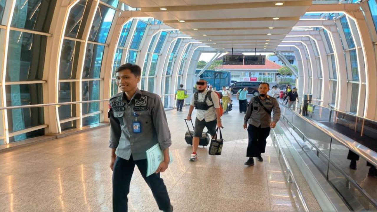 Imigrasi Denpasar mendeportasi warga negara Rusia (tengah) karena berbuat onar di Ubud, Kabupaten Gianyar, Bali, Selasa (4//7/2023) ANTARA/HO-Kemenkumham Bali