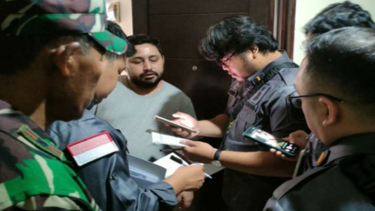 Tim pengawasan orang asing (timpora) Imigrasi Jakarta Selatan menindak warga negara asing (WNA) pelanggar izin tinggal lebih dari waktu yang ditentukan, Jakarta, Sabtu (15/7/2023). ANTARA/HO-Imigrasi Kelas I Khusus Non TPI Jakarta Selatan