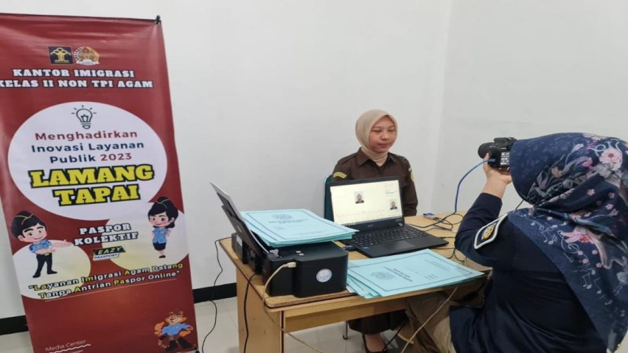 Proses layanan keimigrasian 'lamang tapai' yang digelar Kantor Imigrasi Agam di Pasaman Barat, Sabtu (15/7/2023). Antara/HO-Imigrasi Agam.