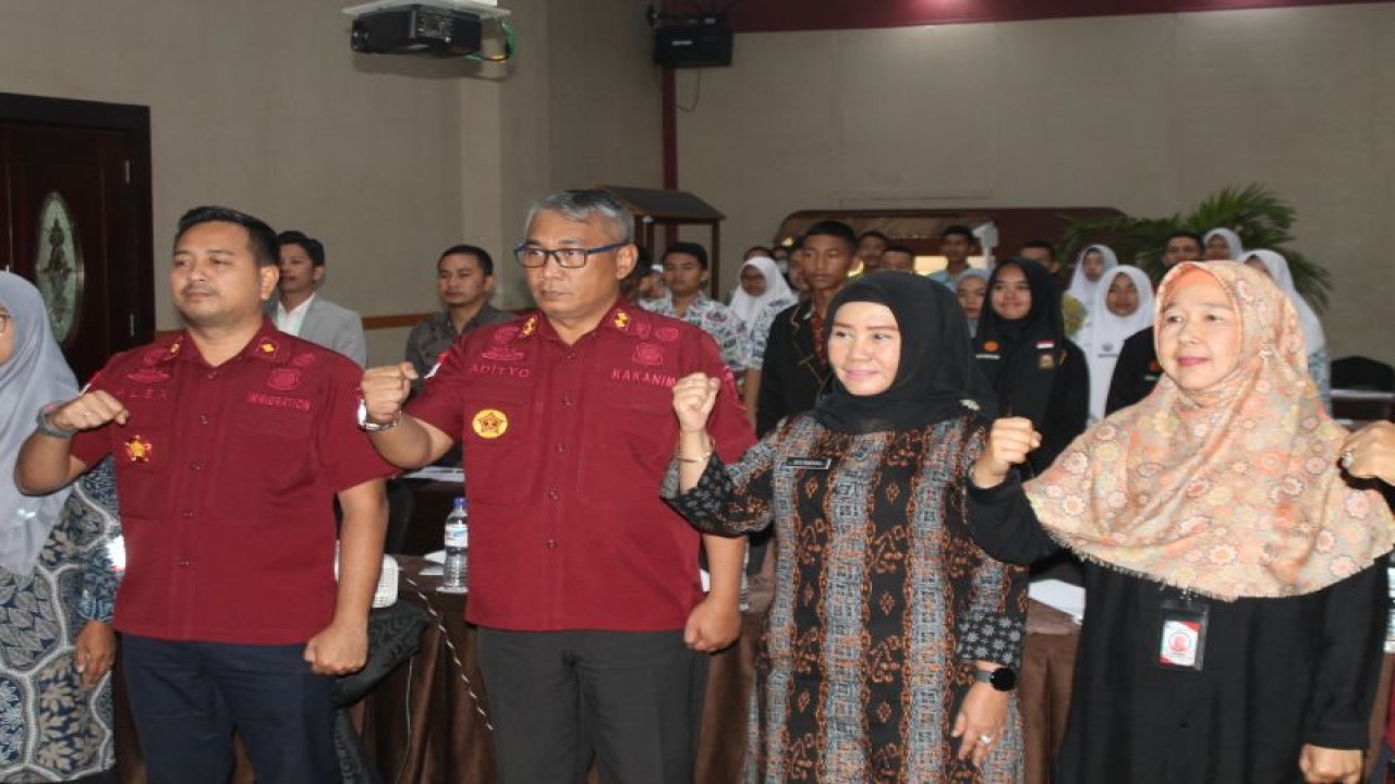 Imigrasi Agam, Sumbar menggelar sosialisasi penindakan dan antisipasi TPPO di Bukittinggi (Antara/Al Fatah)