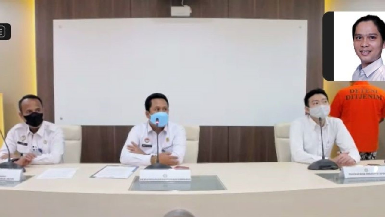 Tangkapan layar Direktur Pengawasan dan Penindakan Keimigrasian Ditjen Imigrasi Kemenkumham I Nyoman Gede Surya Mataram (tengah) memberikan keterangan pers di Jakarta, Rabu. (ANTARA/Muhammad Zulfikar).