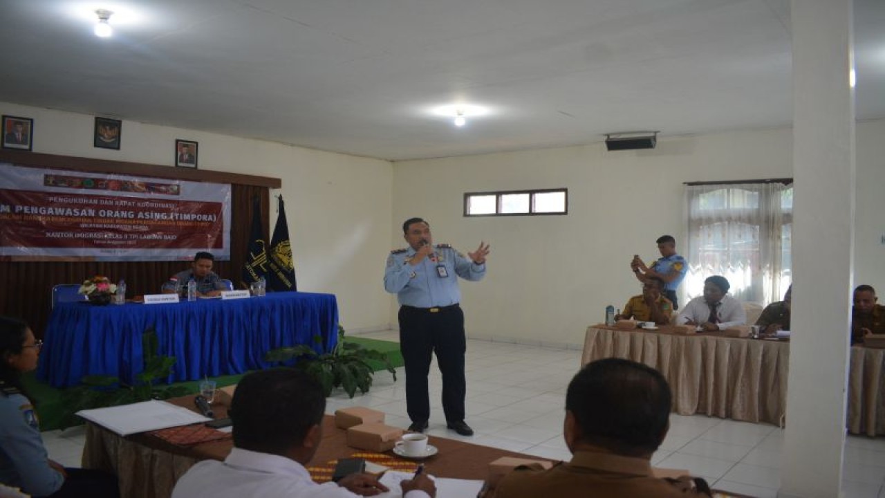 Kepala Kantor Imigrasi Labuan Bajo Jaya Mahendra menjelaskan tentang pengawasan orang asing dalam rapat Tim Pengawasan Orang Asing di Bajawa, Kabupaten Ngada, NTT, Senin (10/7/2023). (ANTARA/HO-Imigrasi Labuan Bajo)