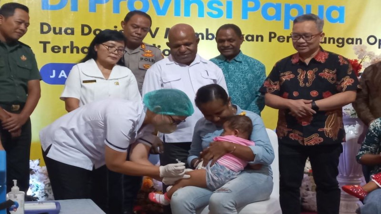 Suasana imunisasi campak rubella. ANTARA/HO- HUMAS Dinkes Papua