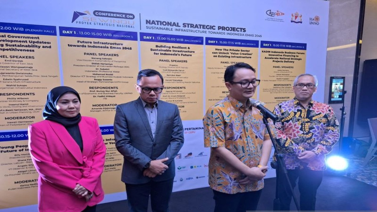 Wakil Menteri Perdagangan RI Jerry Sambuaga saat menjawab pertanyaan dari awak media dalam Conference on National Strategic Projects hari ke-2 di Jakarta, Kamis (27/7/2023) (ANTARA/Bayu Saputra)