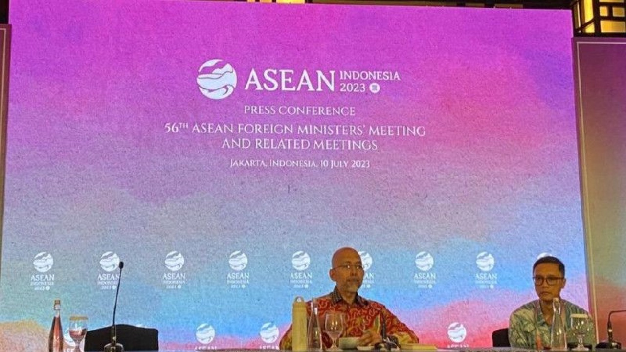 Direktur Jenderal Kerja Sama ASEAN Kementerian Luar Negeri RI Sidharto R Suryodipuro dalam konferensi pers penyelenggaraan Pertemuan ke-56 Menteri Luar Negeri ASEAN di Jakarta, Senin malam (10/7/2023). (ANTARA/Yashinta Difa)