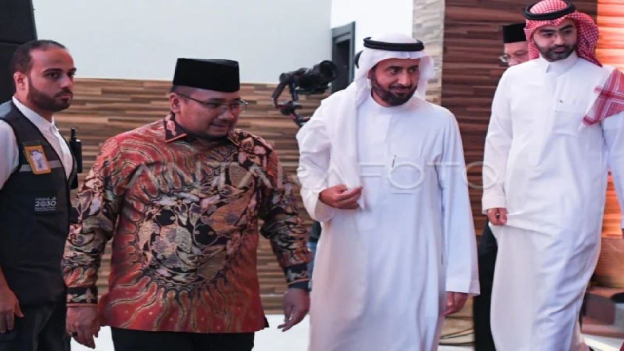 Menteri Agama Yaqut Cholil Qoumas (kedua kiri) berbincang dengan Menteri Haji dan Umrah Saudi Taufiq F. Al Rabiah (kanan) usai melakukan pertemuan bilateral di Mekkah, Arab Saudi, Jumat (30/6/2023). (ANTARA FOTO/Wahyu Putro A/foc.)
