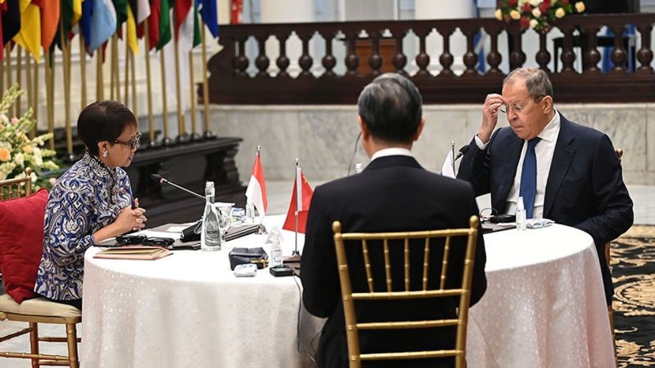 Menlu Retno Marsudi (kiri) bersama Diplomat Senior China Wang Yi (tengah) dan Menlu Rusia Sergey Lavrov berbincang dalam pertemuan Trilateral di Gedung Pancasila Kementerian Luar Negeri, Jakarta, Rabu (12/7/2023). ANTARA FOTO/Aditya Pradana Putra/nz/aa.