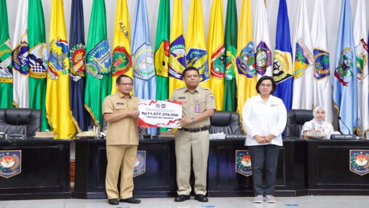 Menteri Dalam Negeri Tito Karnavian (kiri) bersama Sekretaris Daerah Provinsi DKI Jakarta Joko Agus Setyono (tengah) dan Menteri Keuangan Sri Mulyani (kanan) di Jakarta, Senin (31/7/2023). ANTARA/HO-Puspen Kemendagri