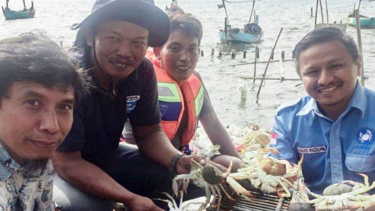 Associate Professor Departemen Ilmu dan Teknologi Kelautan di IPB University, Dr Hawis Madduppa (empat dari kiri) bersama Ahli alat tangkap Balai Besar Penangkapan Ikan (BPPI) Semarang, Kementerian Kelautan dan Perikanan (KKP) Ir Zarochman, M.Pi (paling kiri) bersama kelompok nelayan rajungan Jepara, Jateng, memasang "crab pot" untuk menampung rajungan bertelur yang tertangkap sebagai bagian Program Fisheries Improvement Program (FIP) yang dikembangkan APRI.  ANTARA/HO-dok.pribadi