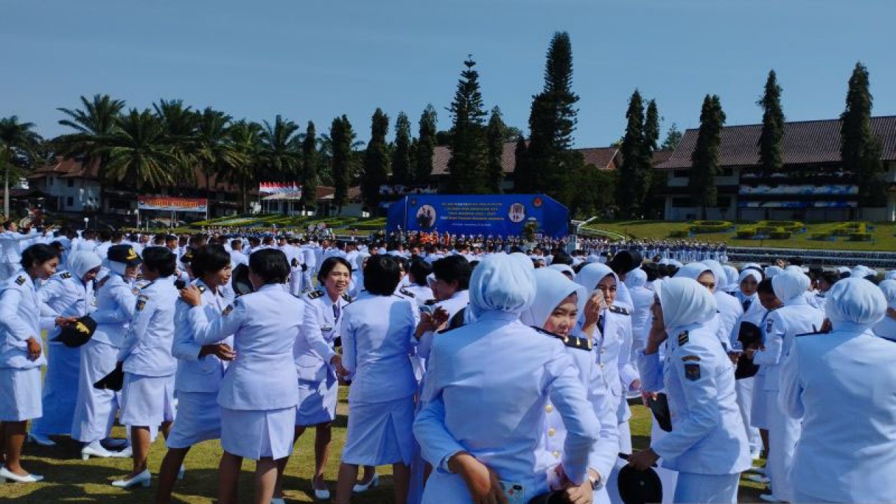 Sebanyak 1.627 pamong praja muda Institut Pemerintahan Dalam Negeri (IPDN) angkatan XXX tahun 2023 bergembira setelah upacara pelantikan di Kampus IPDN Jatinangor, Kabupaten Sumedang, Jawa Barat, Kamis (27/7/2023). (ANTARA/Feri Purnama)