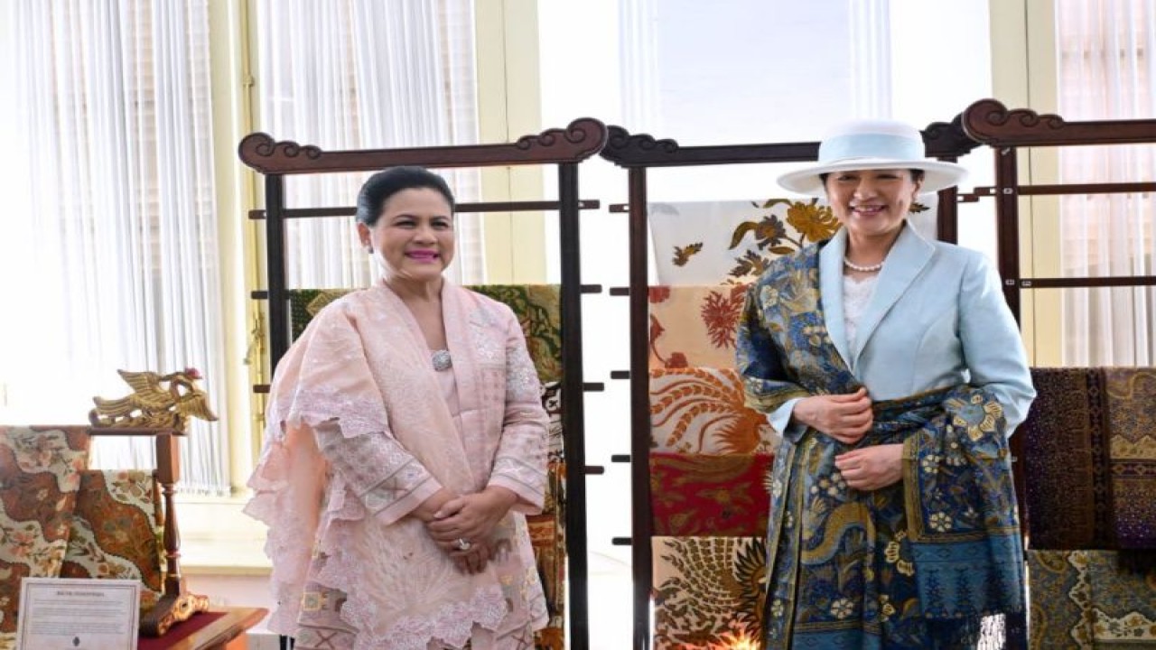 Ibu Negara Iriana Joko Widodo bersama Permaisuri Jepang Masako yang tengah mencoba mengenakan kain batik motif Jawa Hokokai di Istana Kepresidenan Bogor, Jawa Barat, Senin (19/6/2023). (ANTARA/HO-Biro Pers Sekretariat Presiden RI)