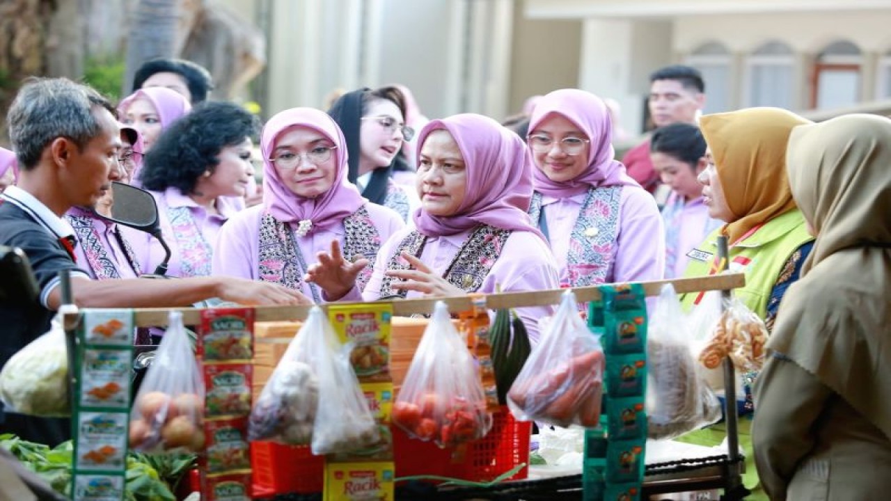 Ibu Negara Republik Indonesia Iriana Joko Widodo berdialog dengan pedagang sayur keliling yang dilibatkan menangani stunting di Banyuwangi, Jatim. Selasa (25/7/2023) ANTARA/HO-Humas Pemkab Banyuwangi