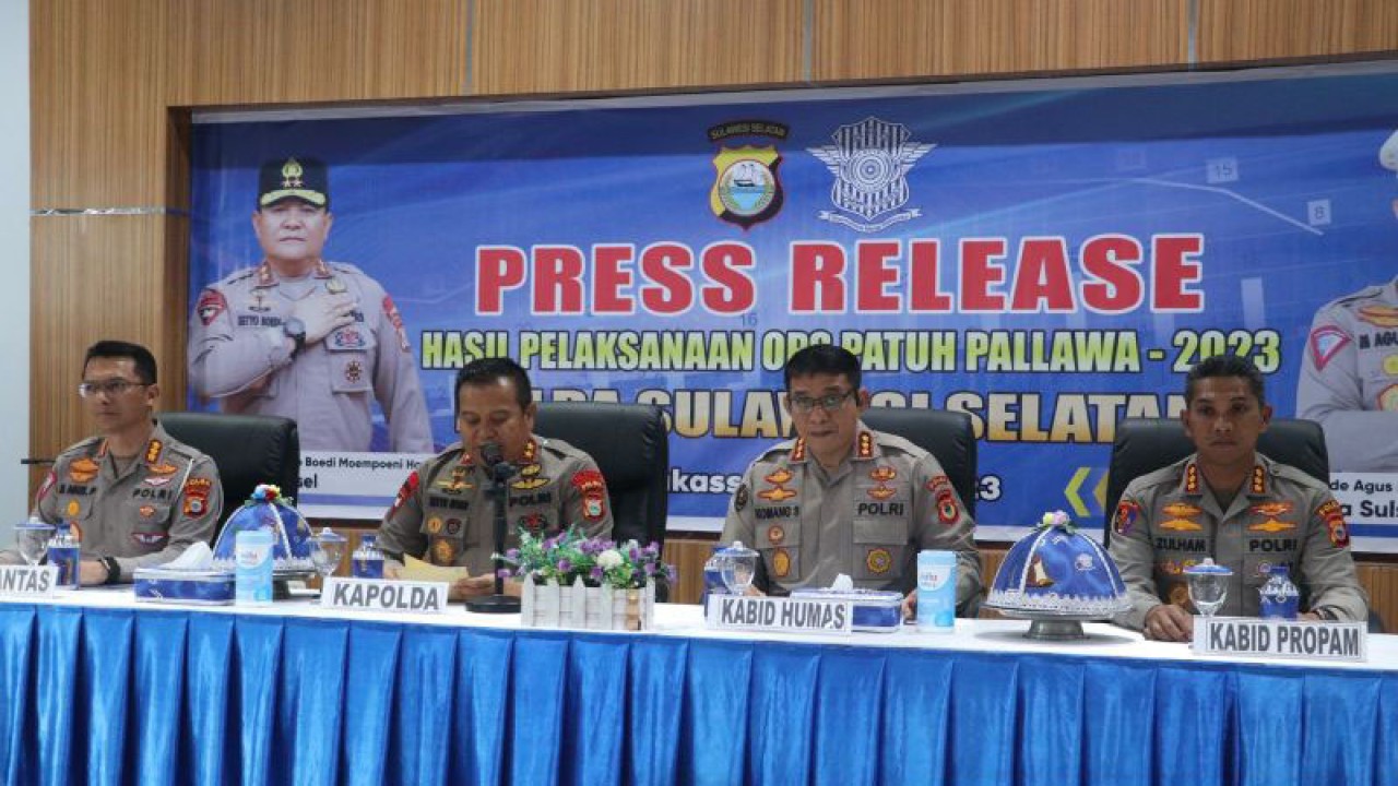 Kapolda Sulsel Irjen Polisi Setyo Boedi Moempoeni Harso memimpin rilis Operasi Patuh 2023 di Mapolda Sulsel, Senin (24/7/2023). ANTARA/HO-Polda Sulsel