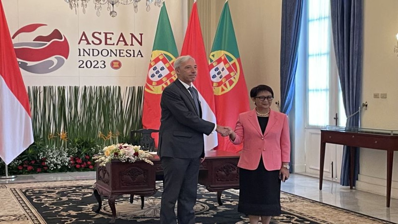 Menlu RI Retno Marsudi (kanan) menerima kunjungan Menlu Portugal Joao Gomes Cravinho (kiri) di Gedung Pancasila, Jakarta, Senin (24/7/2023). (ANTARA/Yashinta Difa)