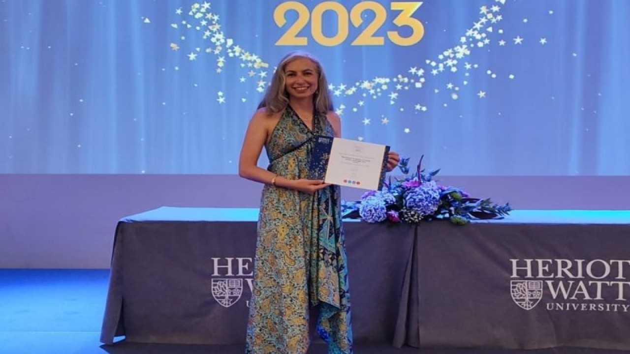 Perwakilan tim proyek kolaborasi dari Heriot-Watt University Dr Claudia Aravena saat menerima penghargaan Pioneering Education Award for Global Programme. ANTARA/HO-Humas ITS