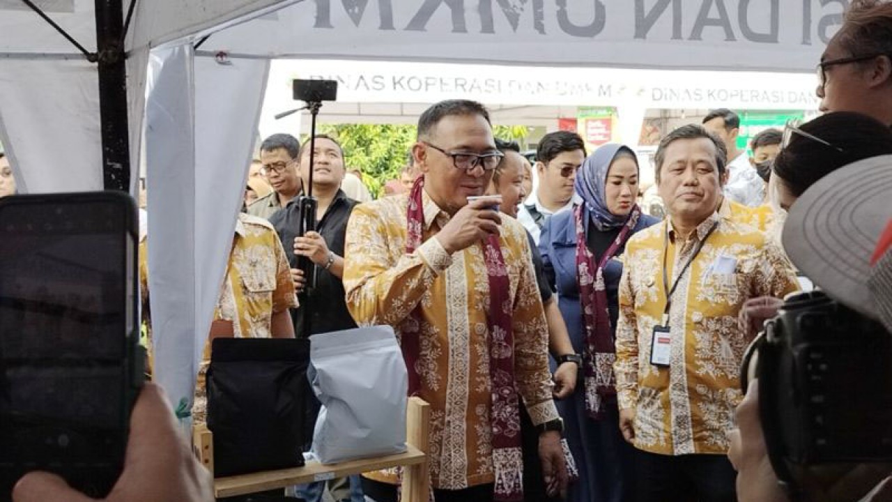 Plt Bupati Bogor Iwan Setiawan mengunjungi bazar di halaman kantor Diskop UMKM, Cibinong, Kabupaten Bogor, Jawa Barat, Rabu (12/7). (ANTARA/M Fikri Setiawan)