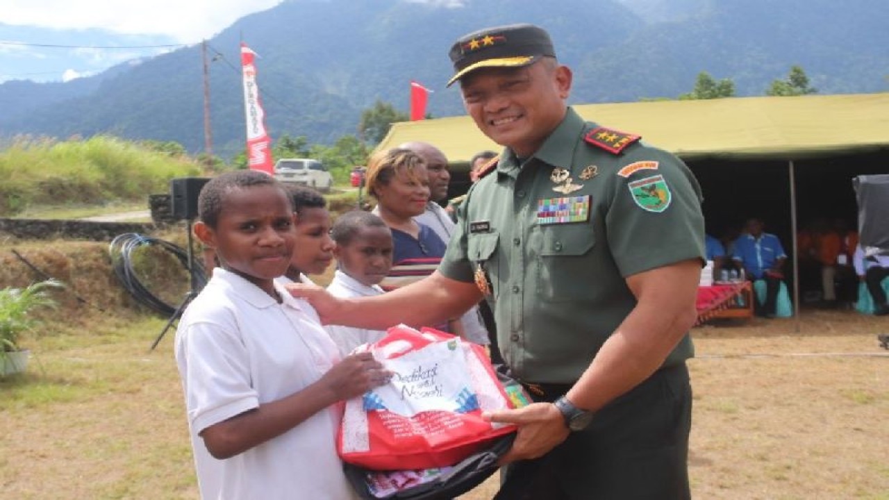 Pangdam XVII Cenderawasih Mayjen TNI Izak Pangemanan. (ANTARA/HO/Pendam XVII Cenderawasih)