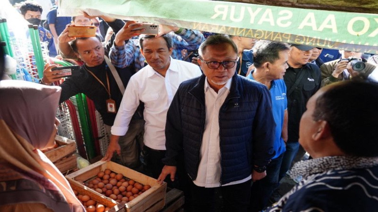 Menteri Perdagangan (Mendag) Zulkifli Hasan saat melakukan pemantauan harga barang pokok di Pasar Pananjung, Kabupaten Pangandaran, Jawa Barat, Kamis (20/7/2023). ANTARA/HO-Kemendag