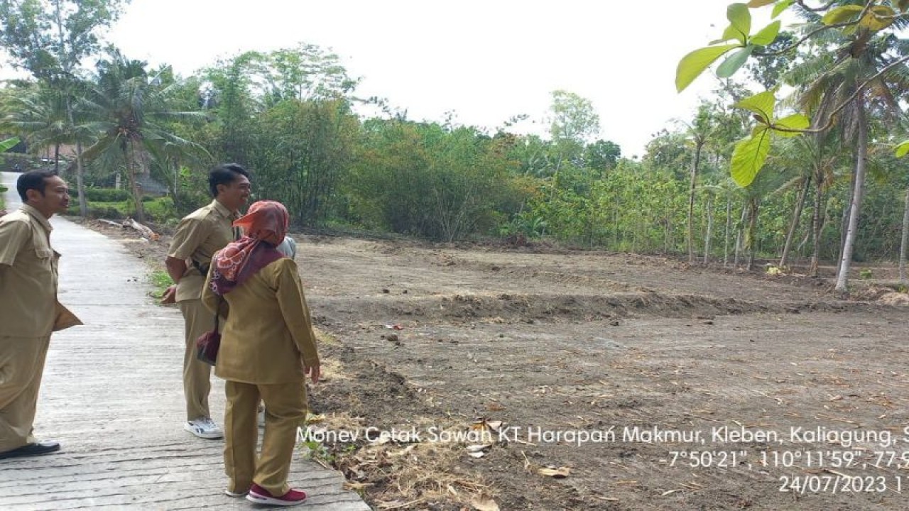 Jajaran Dinas Pertanian dan Pangan Kulon Progo monitoring cetak sawah baru. (ANTARA/HO-Dokumen Dinas Pertanian dan Pangan)