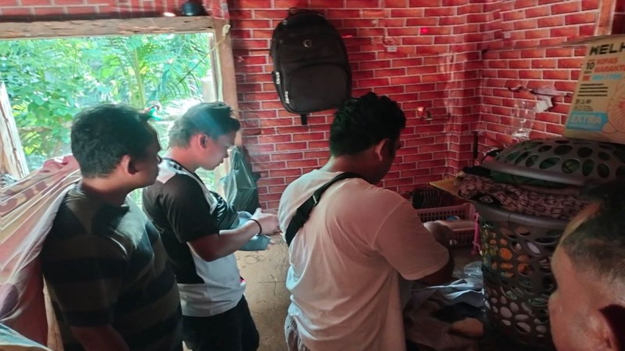Jajaran Polres Pasaman Barat saat menangkap seorang pengedar sabu di Sungai Aur pada Senin (24/7/2023). Antara/HO-Humas Polres.