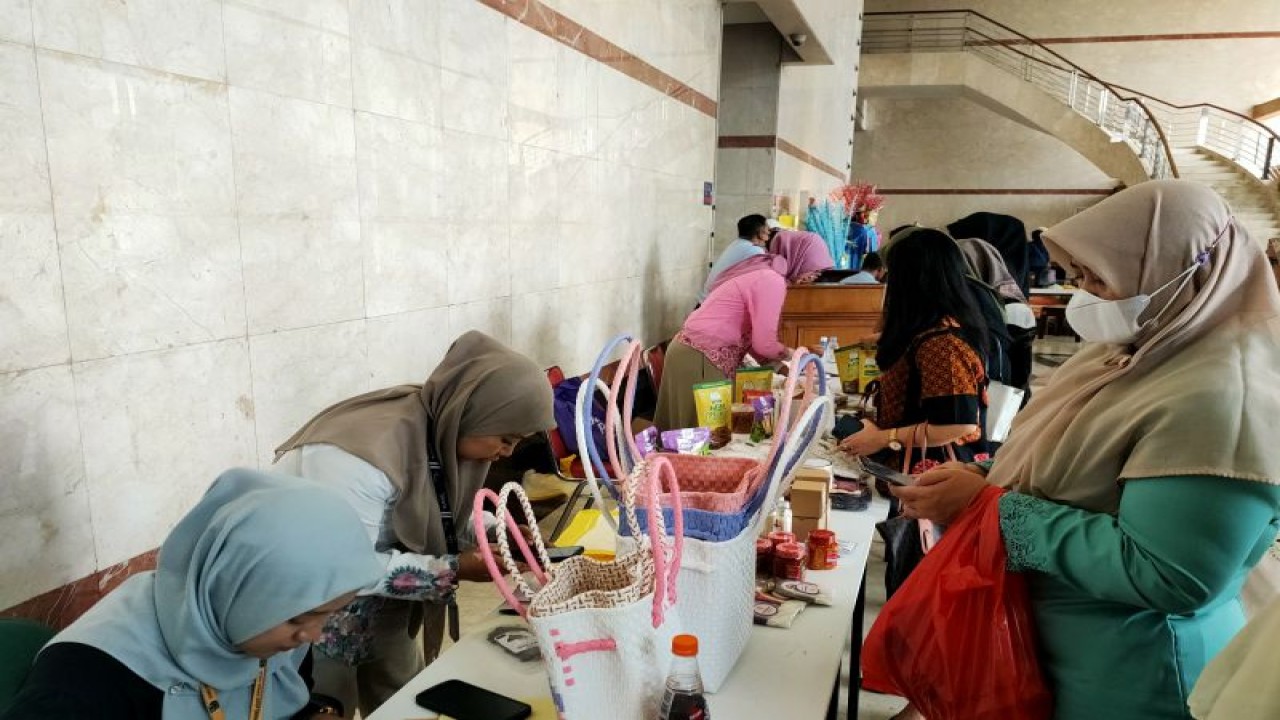 Pelaku Jakpreneur Jakarta Barat merekapitulasi hasil penjualan daring dalam kegiatan "Jumat Beli Lokal" yang diadakan oleh Pemerintah Kota Jakarta Barat, Jumat (7/7/2023). ANTARA/Risky Syukur