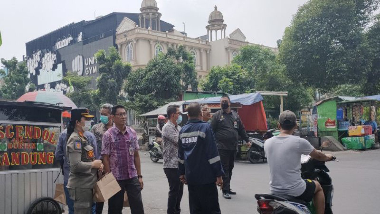 Kepala Seksi Lalu Lintas dan Angkutan Jalan Suku Dinas Perhubungan Jakarta Barat, Indarto (kemeja ungu) bersama pihak lainnya meninjau lalu lintas sekitar RSUD Cengkareng, Cengkareng Timur, Cengkareng, Jakarta Barat, Kamis (27/7/2023). ANTARA/Risky Syukur