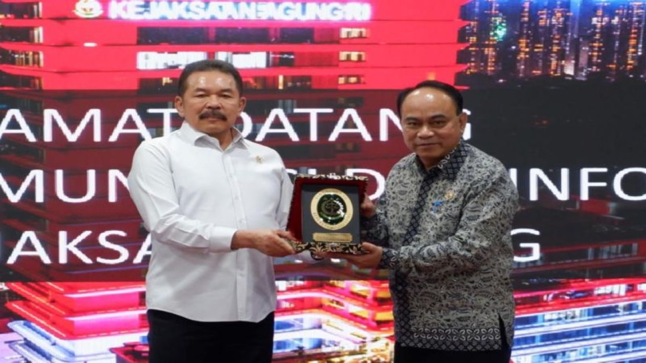 Jaksa Agung Sanitiar Burhanuddin menyerahkan cinderamata kepada Menteri Komunikasi dan Informatikan (Menkominfo) Budi Arie Setiadi usai pertemuan di Gedung Kejaksaan Agung RI, Jakarta, Senin (24/7/2023). ANTARA/HO-Puspenkum Kejagung