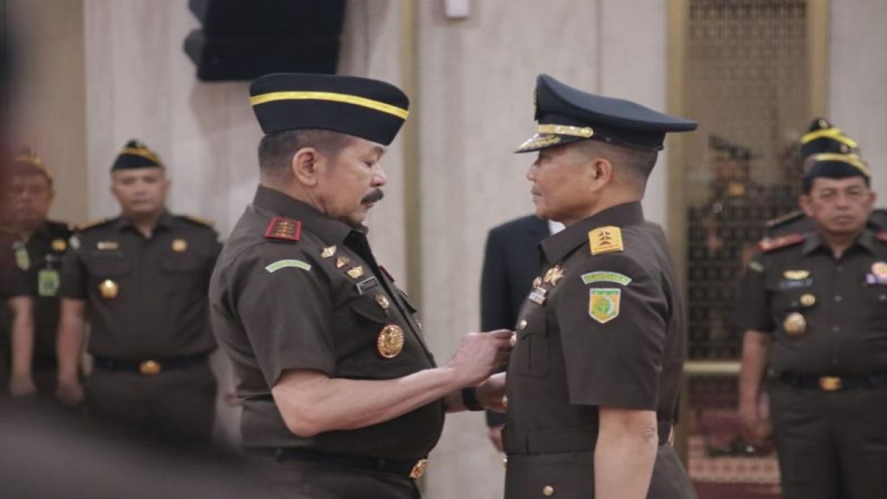 Jaksa Agung RI Sanitiar Burhanuddin menyematkan lencana pelantikan Jampidmil kepada Mayjen TNI Wahyoedho Indrajit di Gedung Utama Kejaksaan Agung RI, Jakarta, Rabu (12/7/2023). (ANTARA/HO-Puspenkum Kejaksaan Agung)