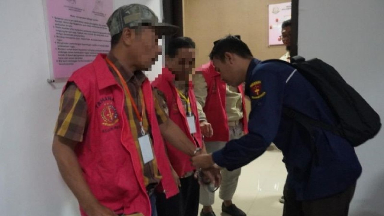 Dokumentasi - Petugas kejaksaan memasangkan borgol pada lengan salah seorang dari tiga tersangka kasus dugaan korupsi proyek pembangunan jalan menuju kawasan TWA Gunung Tunak di Kejari Lombok Tengah, Praya, Kamis (8/6/2023). ANTARA/HO-Kejari Lombok Tengah