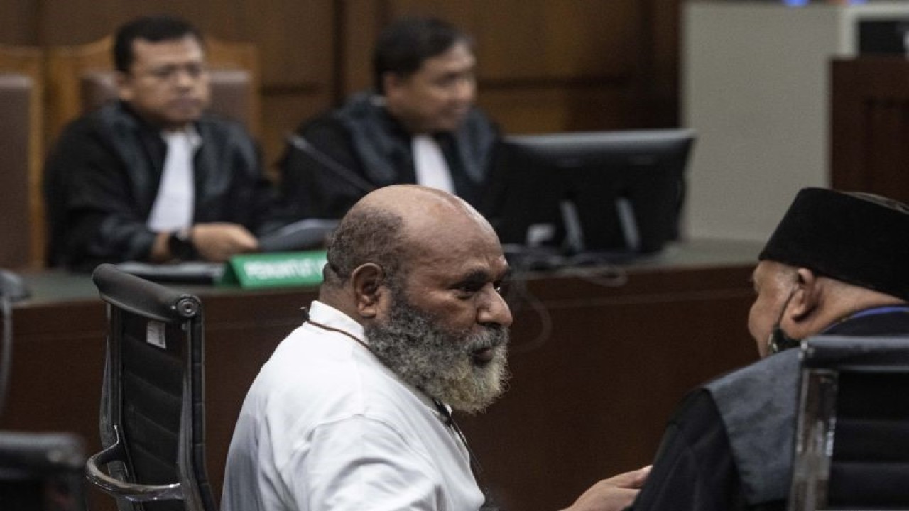 Terdakwa kasus dugaan suap dan gratifikasi terkait proyek infrastruktur Papua Lukas Enembe menjalani sidang dengan agenda pembacaan putusan sela oleh Majelis Hakim di Pengadilan Tipikor, Jakarta, Senin (26/6/2023). (ANTARA FOTO/Muhammad Adimaja/tom)
