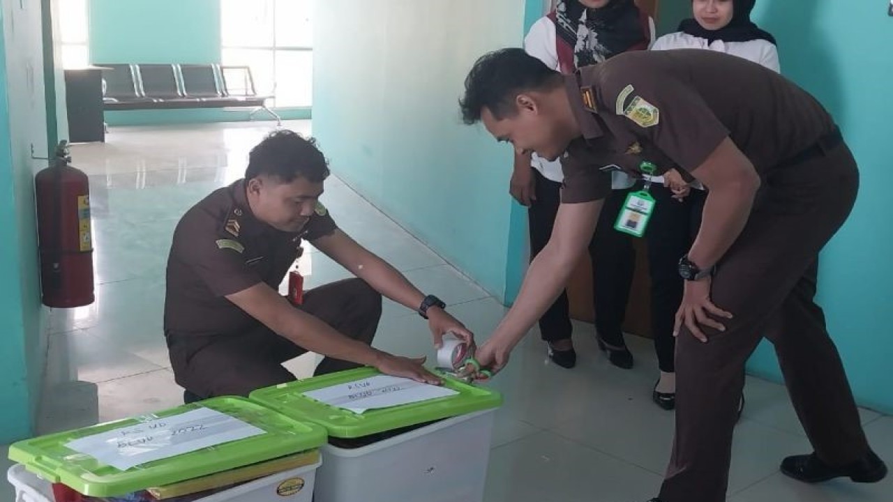 Petugas kejaksaan merapikan dokumen sitaan dalam dua boks yang merupakan hasil penggeledahan di RSUD Sumbawa, NTB, Senin (17/7/2023). ANTARA/HO-Kejari Sumbawa