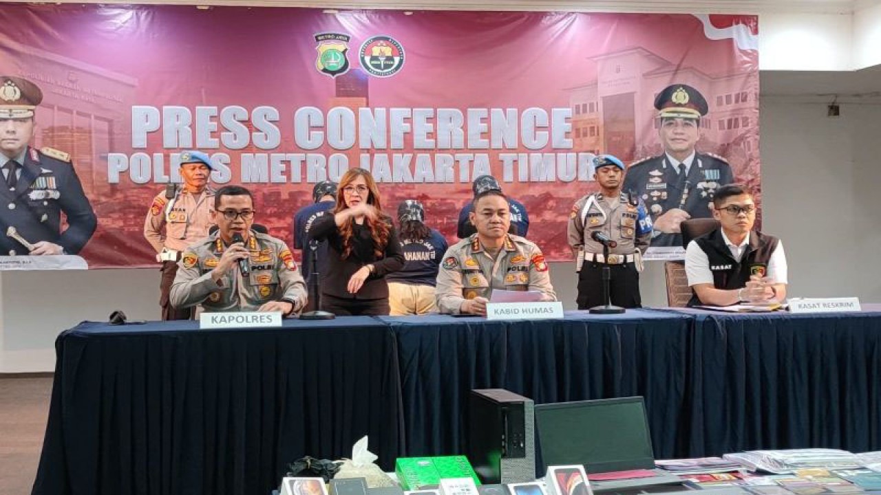 Kapolres Metro Jakarta Timur Kombes Pol Leonardus Simarmata (dari kiri) bersama Kabid Humas Polda Metro Jaya Kombes Pol Trunoyudo Wisnu Andiko (tengah) dan Kasat Reskrim Polres Metro Jaktim AKBP Pol Dhimas Prasetyo saat jumpa pers kasus penipuan online jaringan internasional di Mapolres Metro Jaktim, Jatinegara, Selasa (25/7/2023). (ANTARA/Syaiful Hakim)