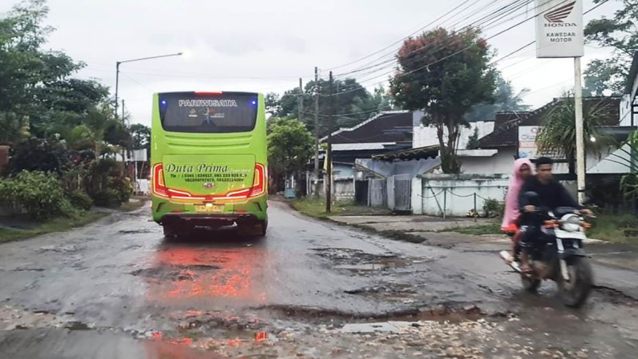 Kendaraan melintas di jalan rusak pada wilayah Kecamatan Bantur menuju Pantai Balekambang, Kabupaten Malang, Jawa Timur, Minggu (2/7/2023). ANTARA/Abdul Malik Ibrahim.