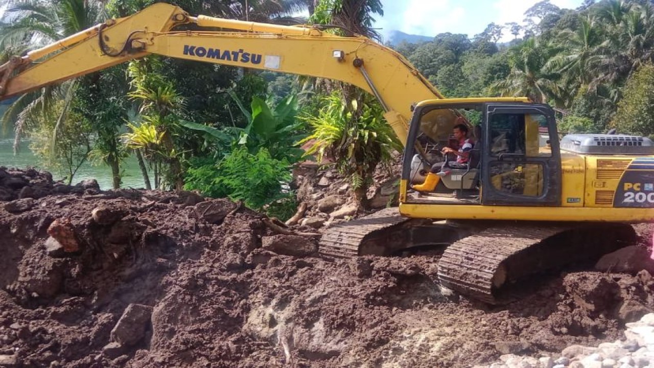 Alat berat sedang membersihkan material tanah longsor di Tanjung Sani, Kecamatan Tanjung Raya, Agam, Selasa (18/7/2023). Antara/HO- Kominfo Agam.