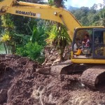 Jalan tertimbun longsor di Agam berangsur terbuka-1689668824
