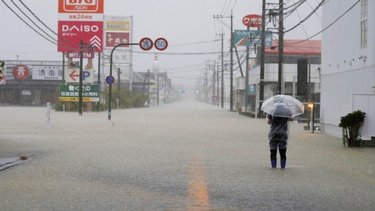 Jalan yang tergenang air akibat hujan deras terlihat di Takeo, Prefektur Saga, Jepang, Sabtu (14/8/2021), foto ini diambil oleh Kyodo.