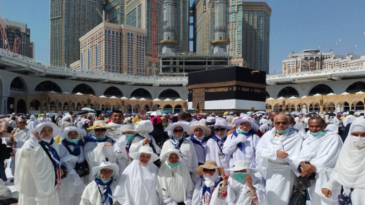 Para jamaah haji Sultra menyempatkan diri mengabadikan momen saat umroh sunnah, Ahad (9/7/2023) di Mekkah, Arab Saudi bersama Tim Petugas Haji Daerah (PHD) Sultra yang Juga Sekda Sultra Drs.H.Asrun Lio, M.Hum, PhD (ketiga kanan). (FOTO ANTARA-HO-PHD Sultra)