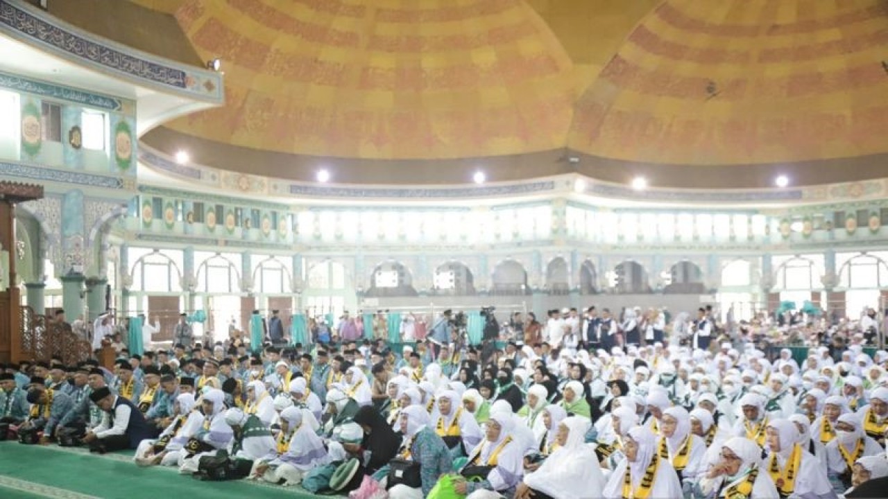 Jamaah haji asal Kota Tangerang saat berkumpul di Masjid Raya Al Azhom sebelum keberangkatan beberapa waktu lalu. ANTARA/Irfan