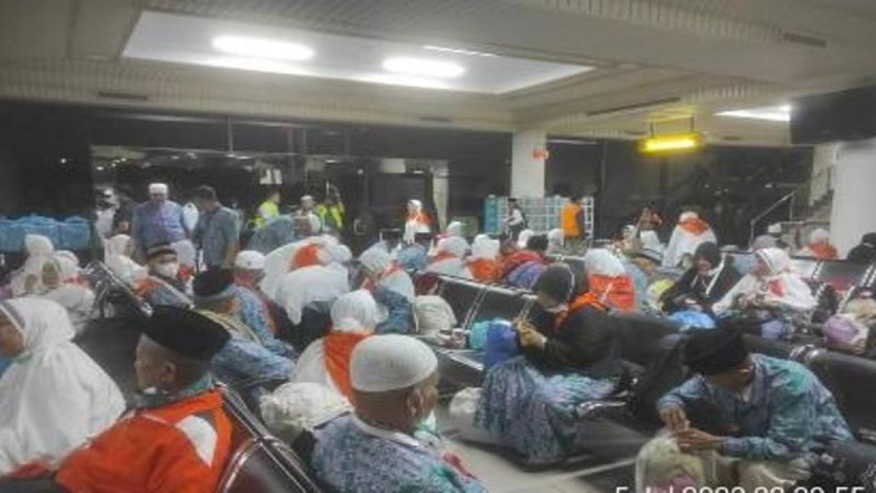 Jamaah haji asal Provinsi Riau tiba di Pekanbaru, Kamis (6/7/2023) dinihari, FOTO ANTARA/HO-Humas Kemenag Riau.