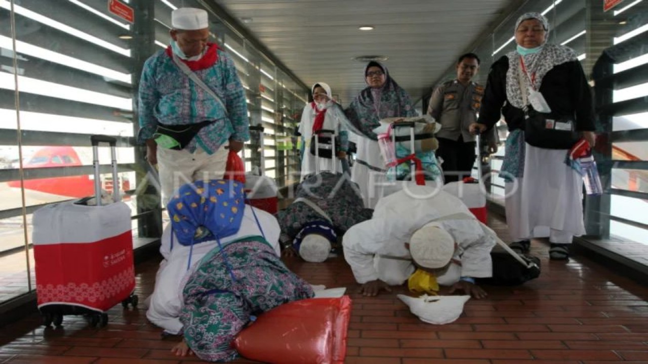 Jamaah haji asal embarkasi Jakarta Pondok Gede melakukan sujud syukur setibanya di Terminal 2 Bandara Soekarno Hatta, Tangerang, Banten, Selasa (4/7/2023). (ANTARA FOTO/Muhammad Iqbal/tom.)