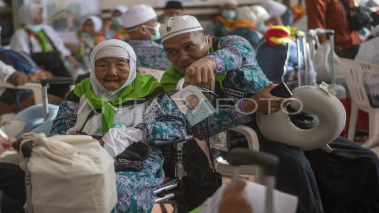 Jamaah haji kloter SUB 38 menunggu bus di Hotel 603 kawasan Raudhah, Mekah, Arab Saudi, Senin (10/7/2023). (ANTARA FOTO/Wahyu Putro A/tom.)