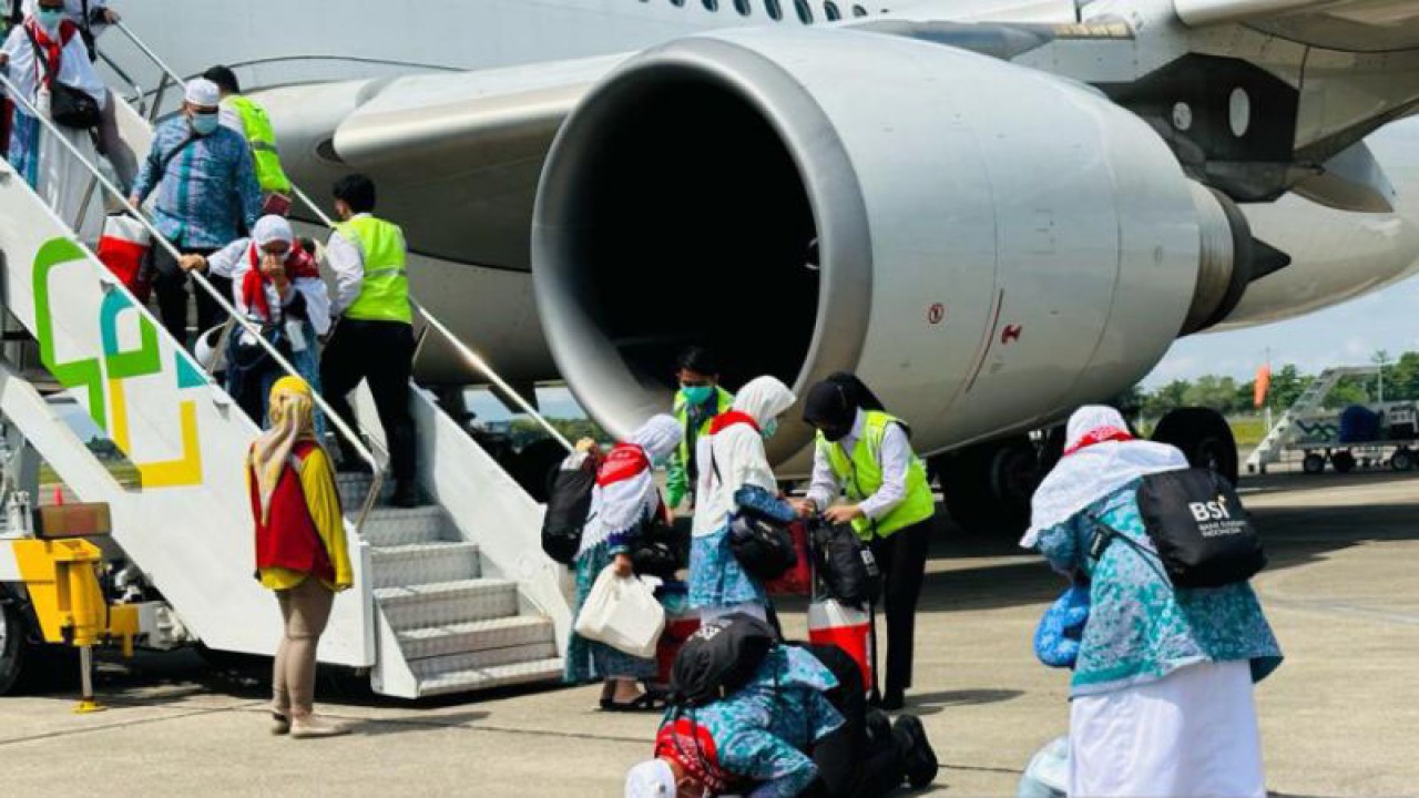 Para jamaah haji Kloter 2 Embarkasi Banjarmasin sujud syukur saat sampai di Bandara Syamsudin Noor Banjabaru, Kalsel, Selasa (11/7/2023). (FOTO ANTARA/HO-Kemenag Kalsel)