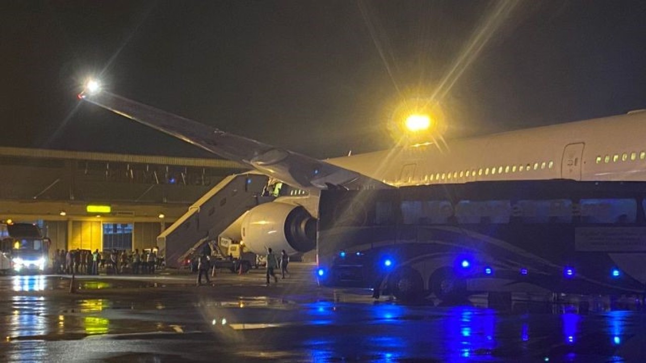 Jamaah haji asal daerah Kabupaten Mandailing Natal,  yang tergabung dalam Kloter 1 mendarat di Bandara Internasional Kualanamu, Deli Serdang, menggunakan maskapai Garuda Indonesia. (ANTARA/HO-Humas PT Angkasa Pura Aviasi)